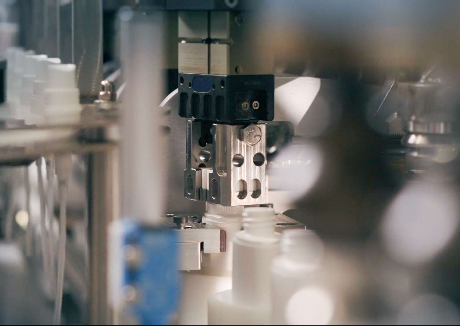 Die Hohlwelle des Hubdreh-Motors bietet eine Luftdurchführung durch das gesamte Modul für den Betrieb von pneumatischen Greifern. Eine zusätzliche Verschlauchung ist nicht nötig.