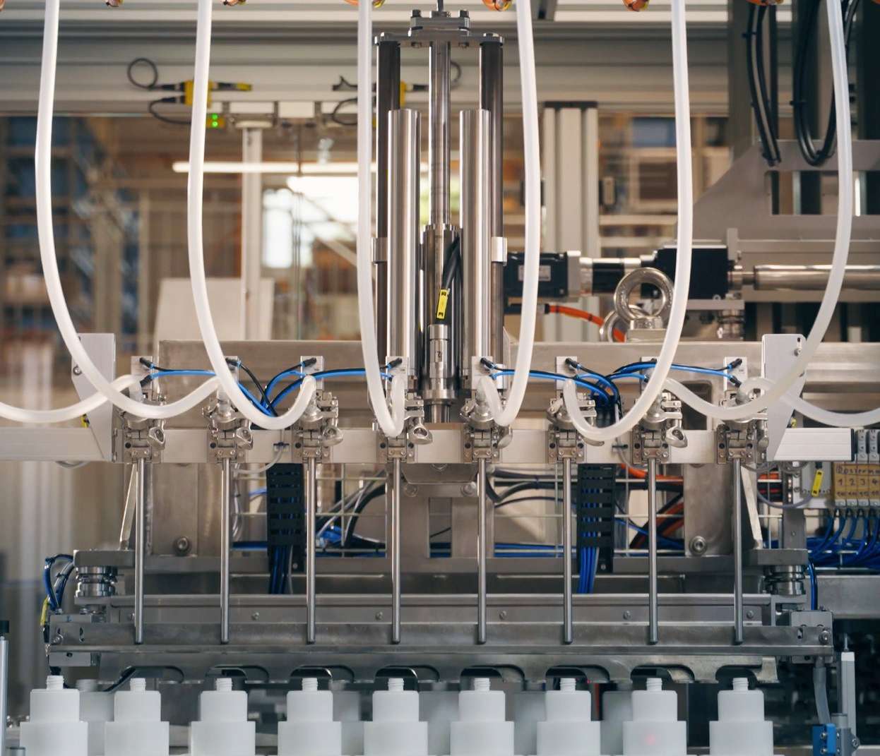 Die LinMot SM01 und SM02 Führungen bestehen aus dem in der Lebensmittel-, Pharma- und Chemieindustrie als Standard anerkannten Edelstahl 1.4404/316L, der besonders in Füllanlagen, wo strenge Hygienestandards unerlässlich sind, eine entscheidende Rolle spielt.